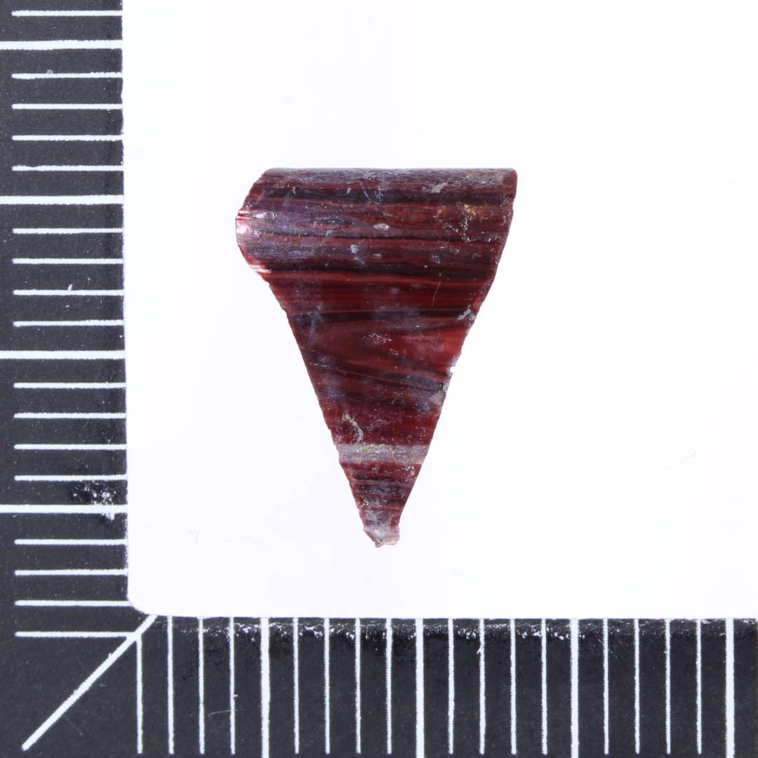 Randvariant e. Fortykket rand på kraftig rødbrunt grundglas med 1-2 horisontale hivde tråde.