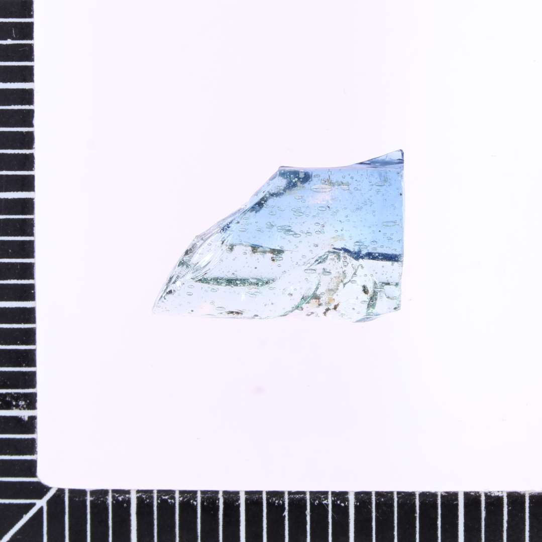 Randvariant g. Incalmo randskår, hvor den blålige kant er lagt på indersiden af det grønne glas. Selve den blå rand-del,er kun lige netop bevaret og ses bedst i brudkanten af glasset.