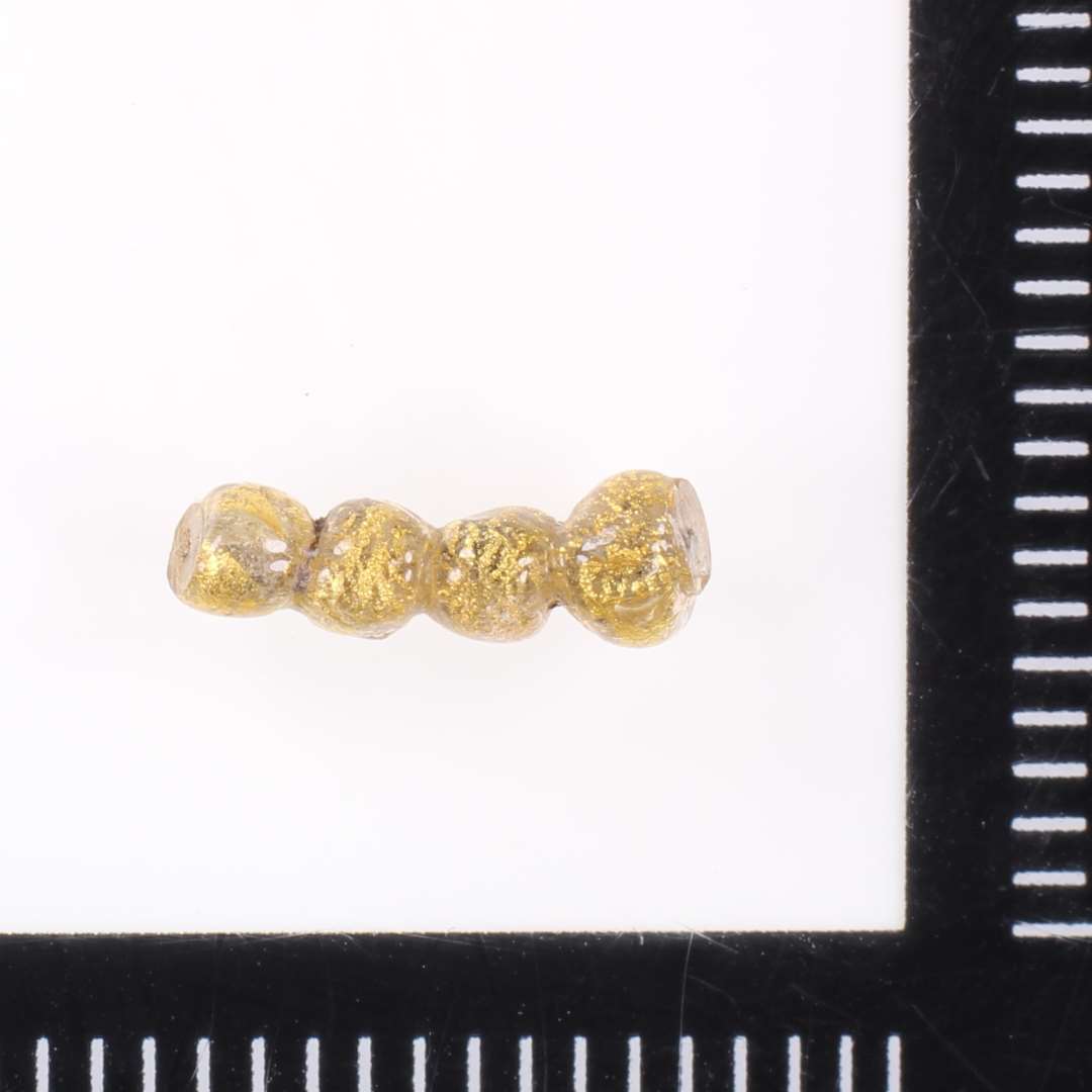 Mikro-segmenteret og folieret perle, 4 segmenter, dækglasset helt klart og med strålendefolie under - guld? Uden hul.
