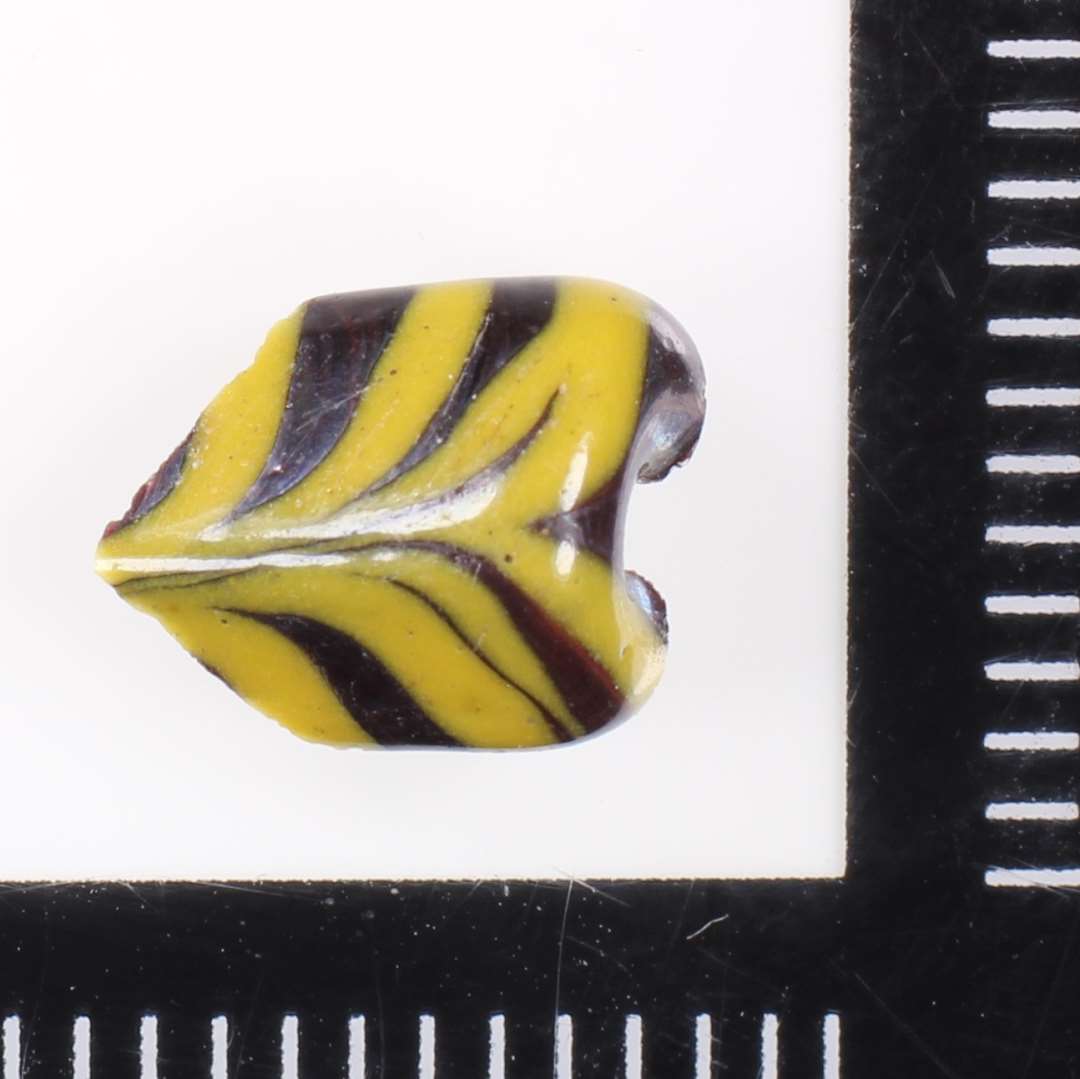 Mindre fragment, der tilsammen med ID 200295943 udgør én hel perle.