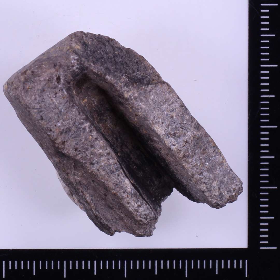 Fragment af støbeform til fingerformet barre, med uregelmæssig indskæring på siden der kunne være til mulig mindre fingerformet barre