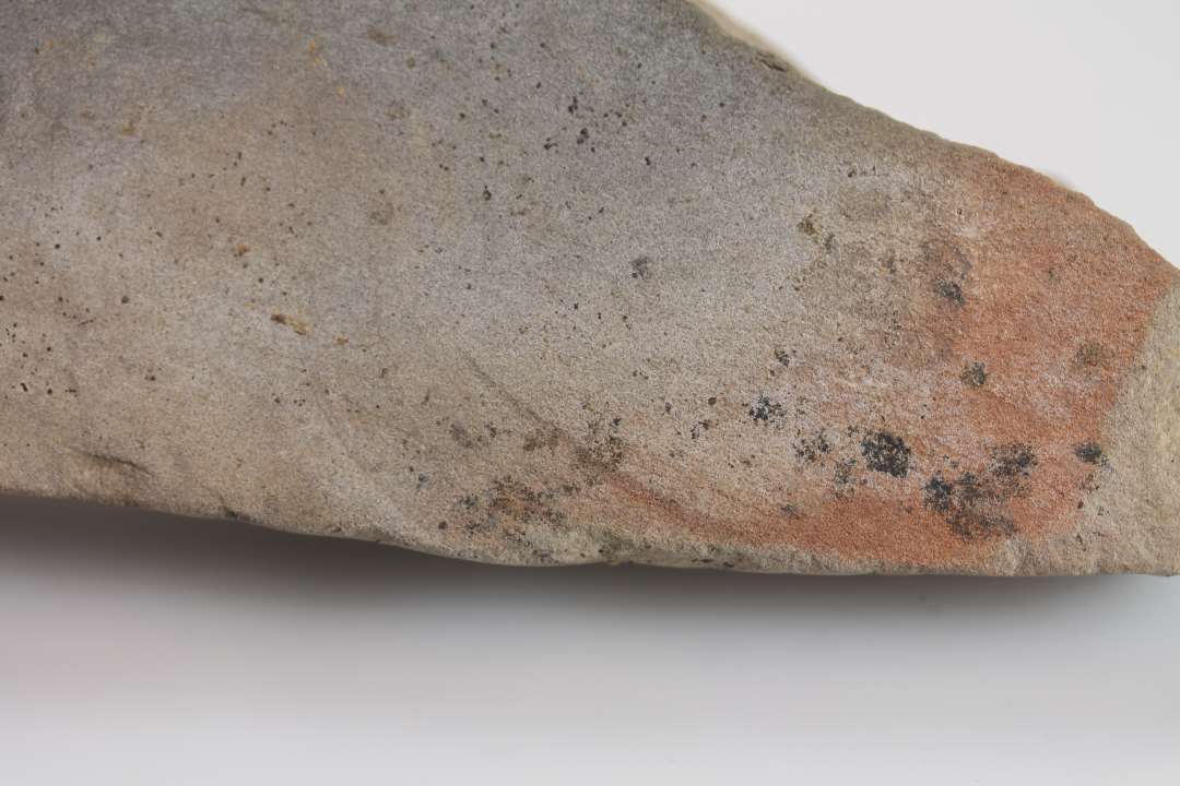 Stort fragment med tydelige slibeflader