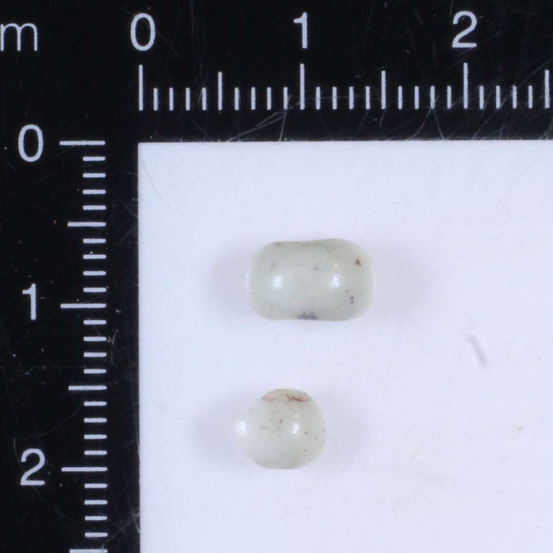 Halv hvid perle samt 1 fragment af samme type.