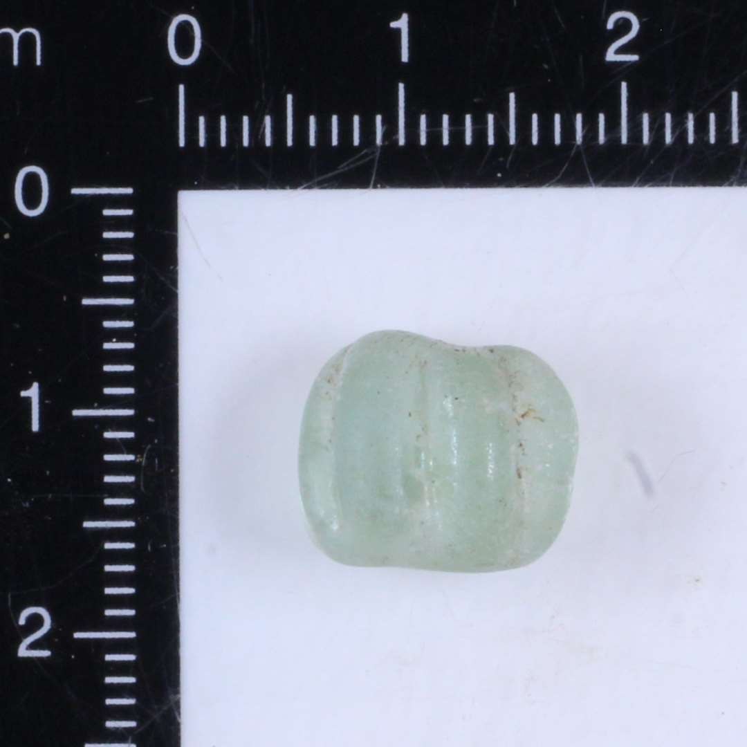 Halv perle, lysgrøn transparant.1,1 x1,3 cm.