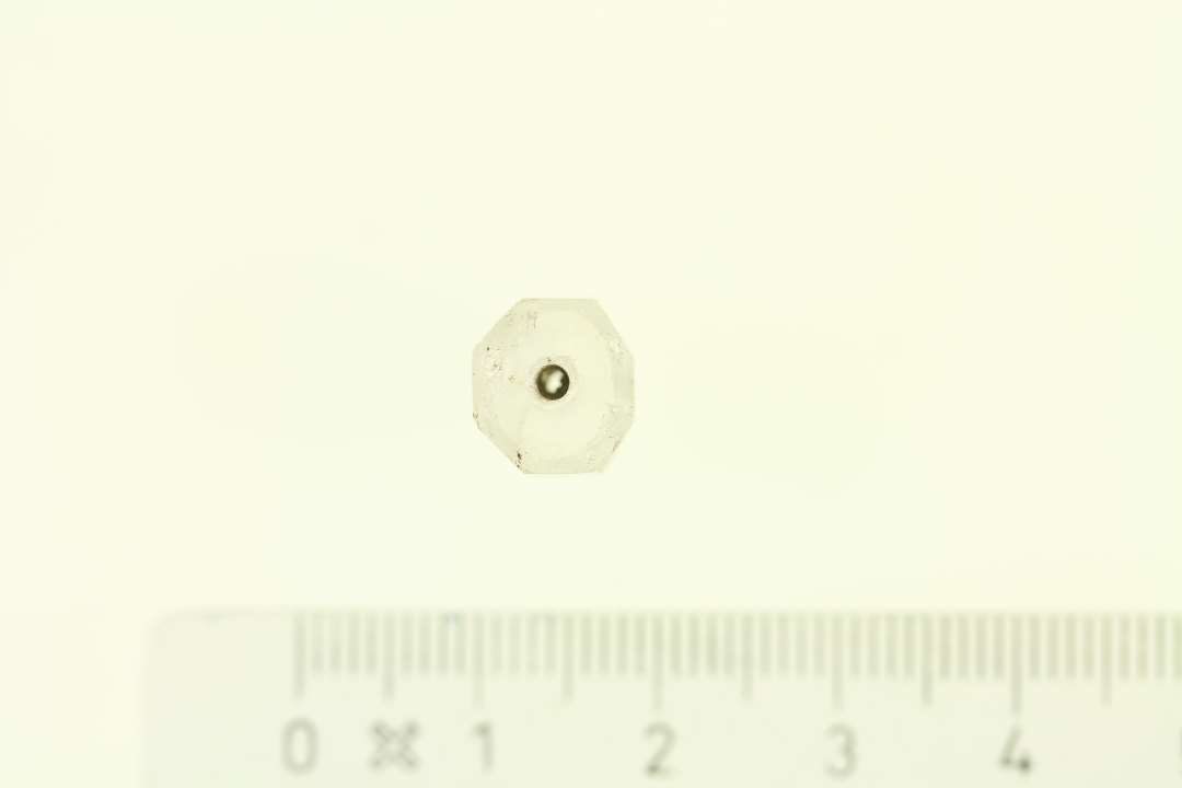 Hel rørformet, facetslebet perle med ottekantet tværsnit. L. 16 mm, største ø 10 mm