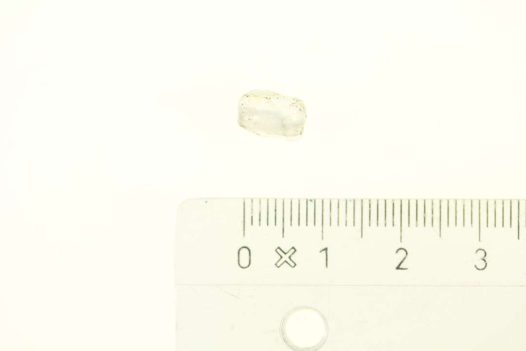 Halv perle af bjergkrystal, aflang og uregelmæssig form. L. 10 mm