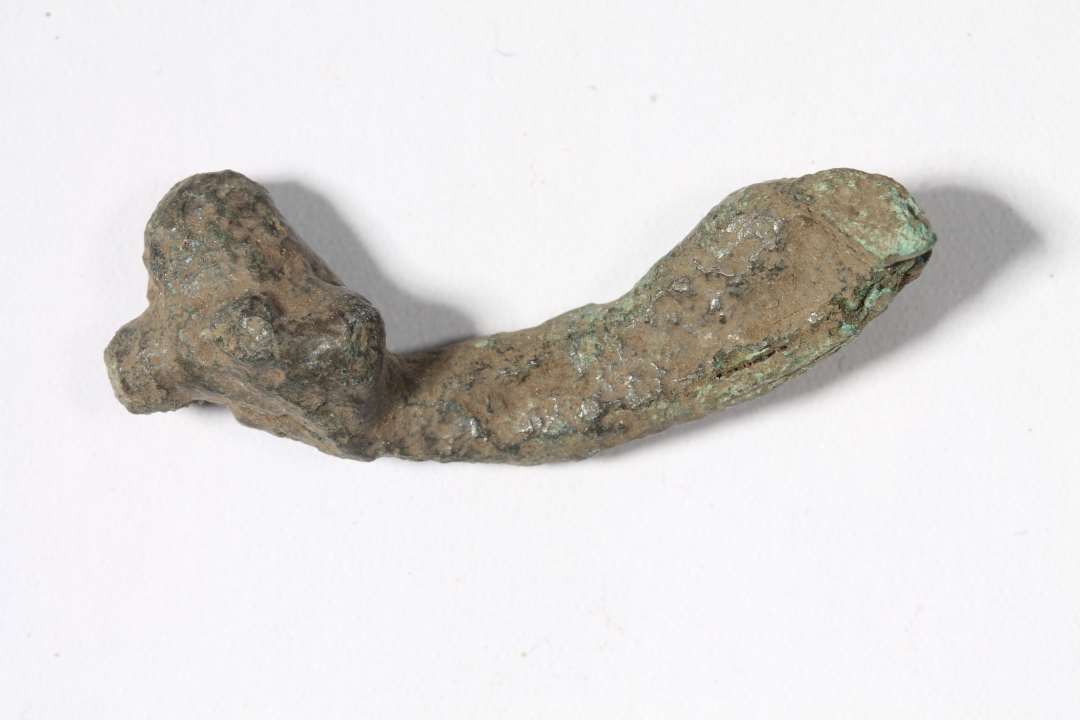Bronzesmelte eller fragment af genstand? Længde: 4 cm.