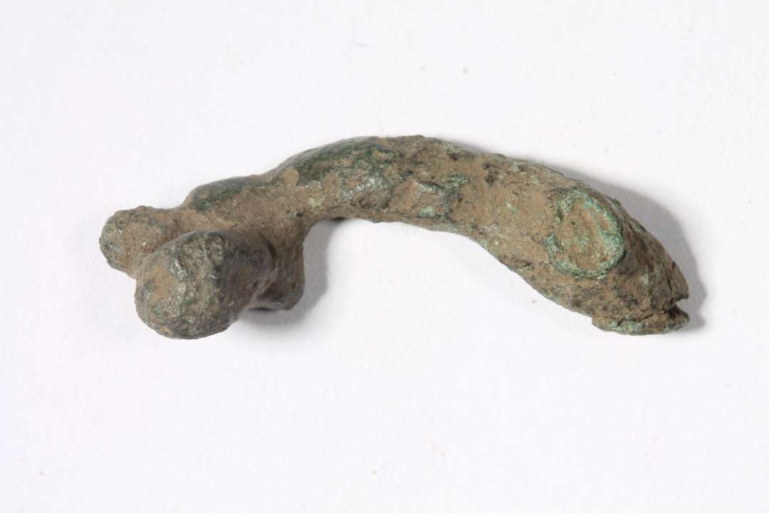 Bronzesmelte eller fragment af genstand? Længde: 4 cm.