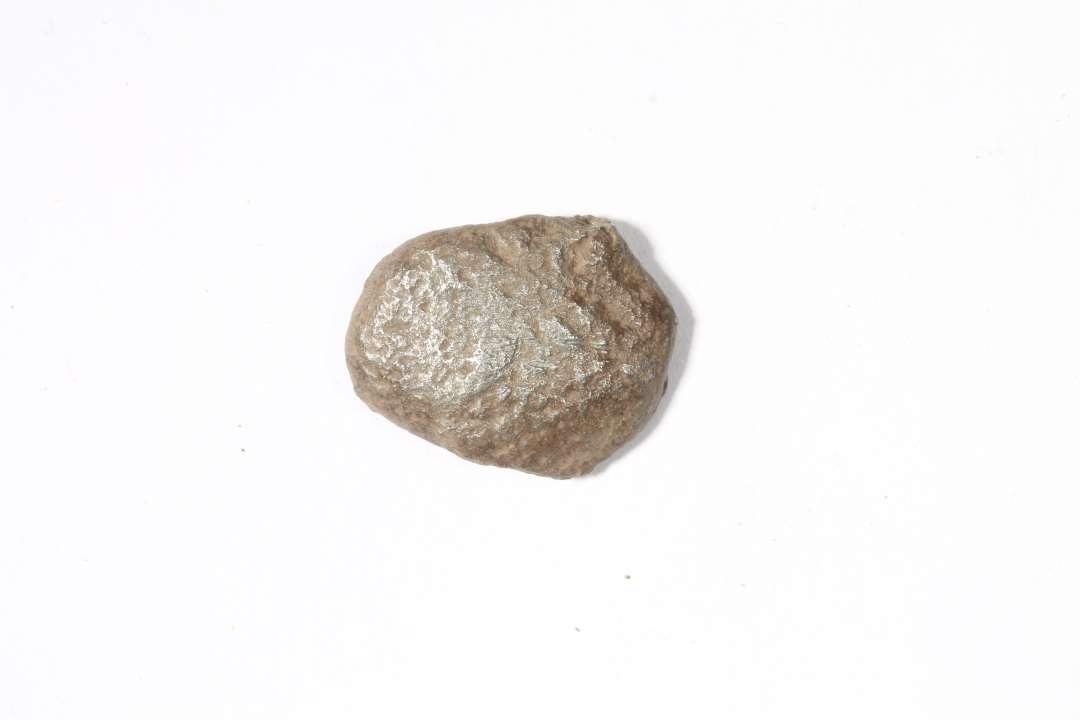 Smelteklump af sølv med en længde på 2,08 cm. Yngre Jernalder (Germansk ell. Vikingetid). Mål: 2,2x1,9 cm.