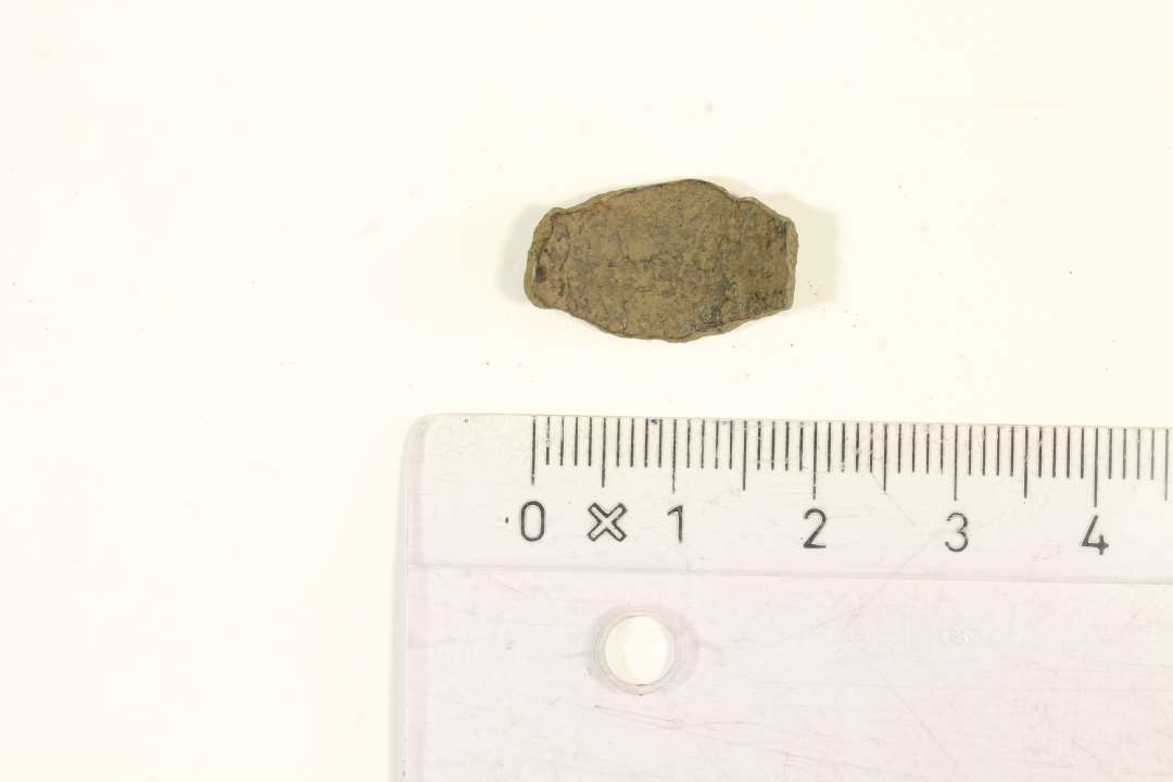 Fragment af det midterste af kort ligearmet fibel. Største mål: 1,8 cm.