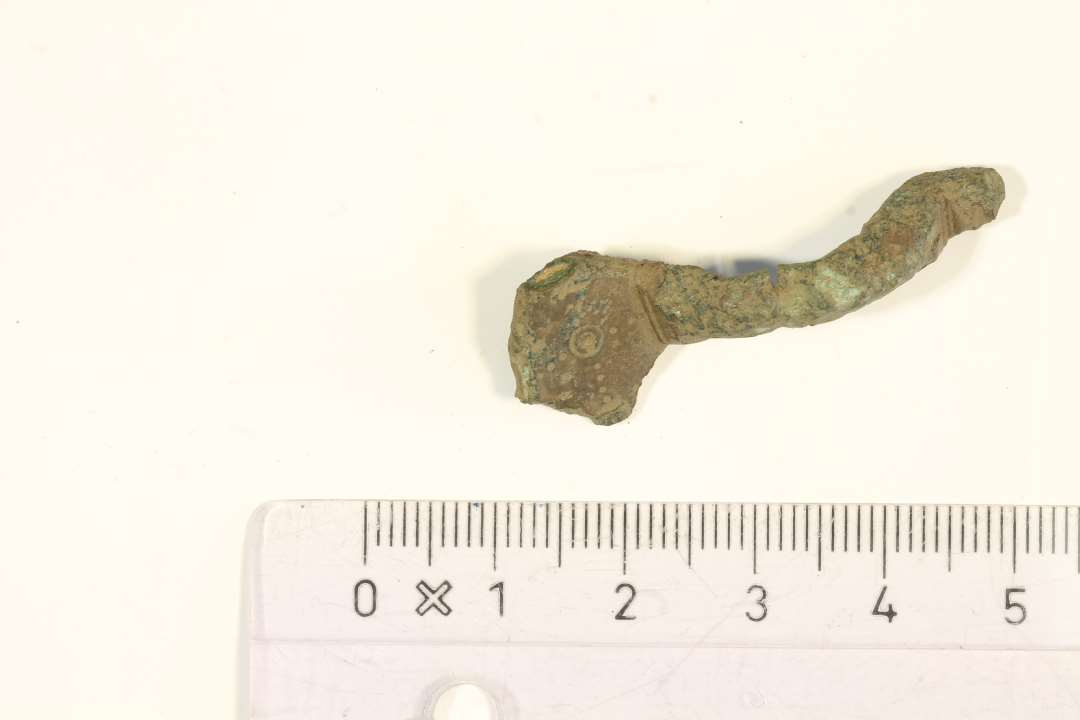 Fragment af bøjlefibel. Længde: 4,3 cm.