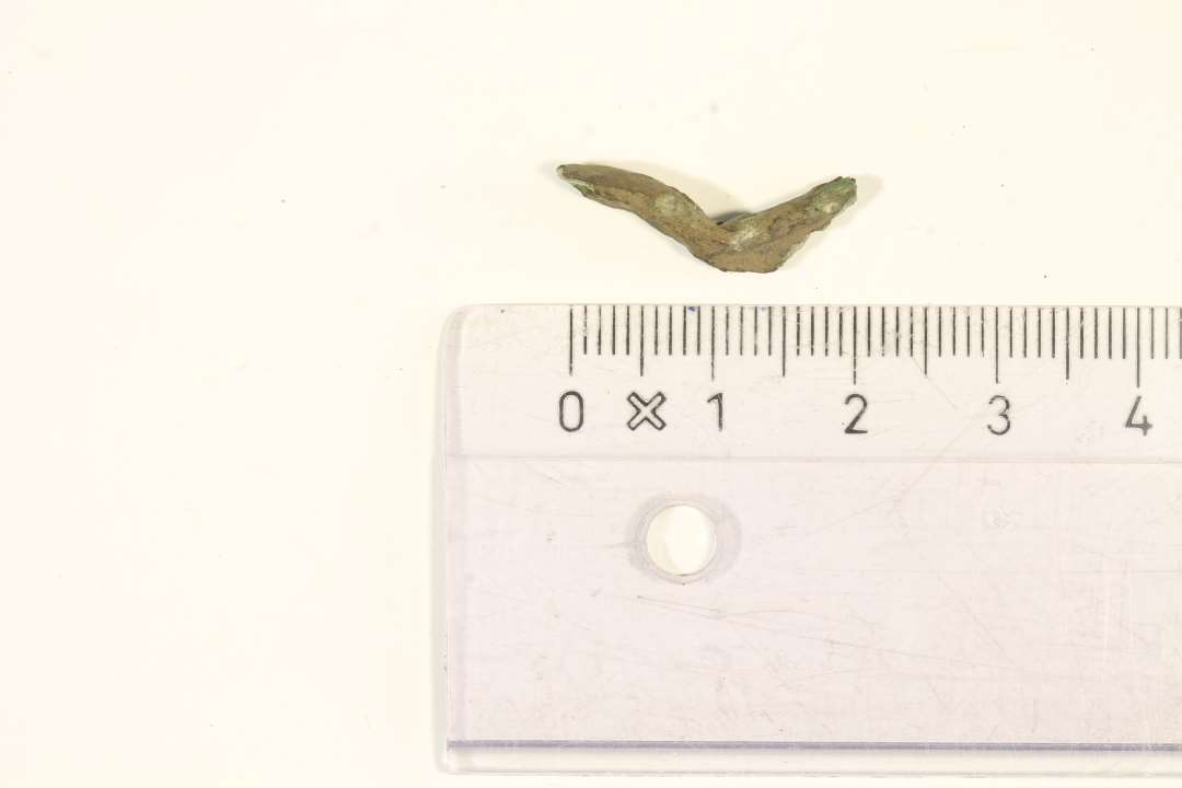 Fragment af spinkel korsfibel. Mål: 2,2 cm.
