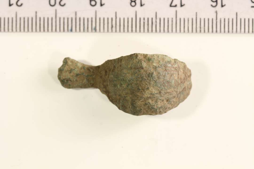 Fragment af kort ligearmet fibel. Længde: 3,3 cm.