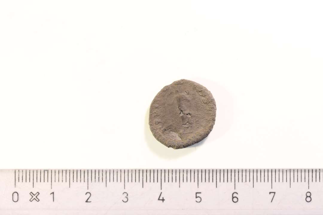Romersk denar,  Antoninus Pius for Faustina d.æ, Rom, efter 141 e.kr., minus RIC, kraftigt korroderet. Diameter: 1,9 cm.