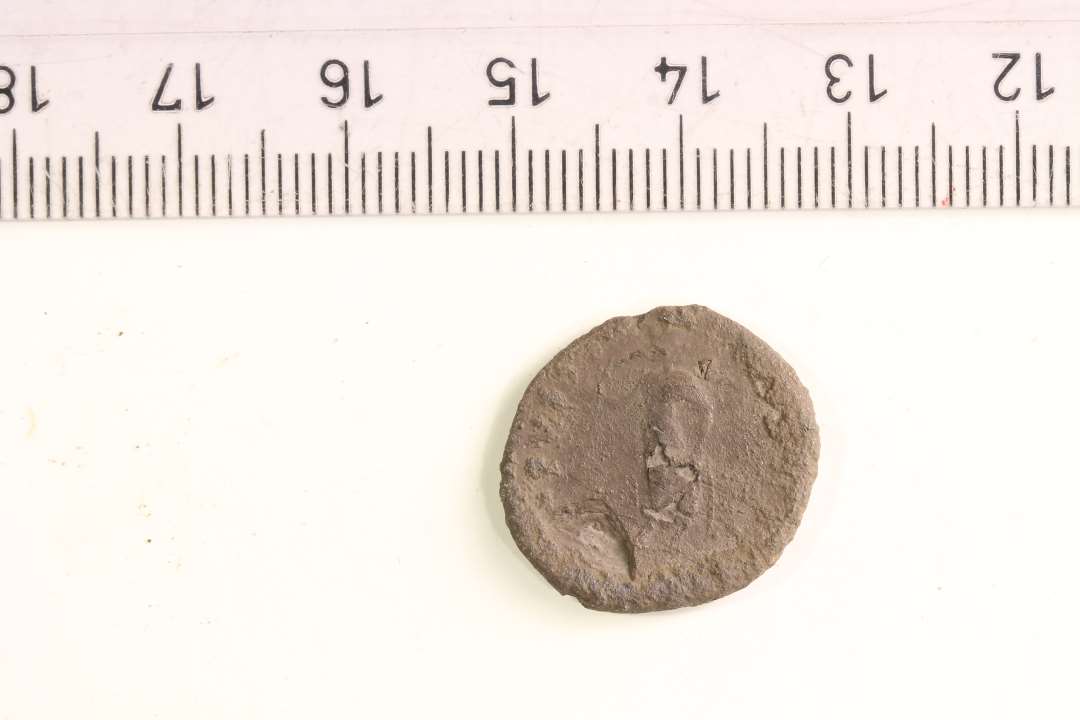 Romersk denar,  Antoninus Pius for Faustina d.æ, Rom, efter 141 e.kr., minus RIC, kraftigt korroderet. Diameter: 1,9 cm.