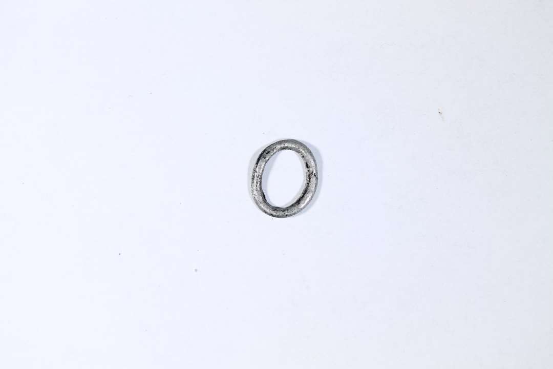 Lille ring, ydre d: ca 1 cm. Måske snøremalle