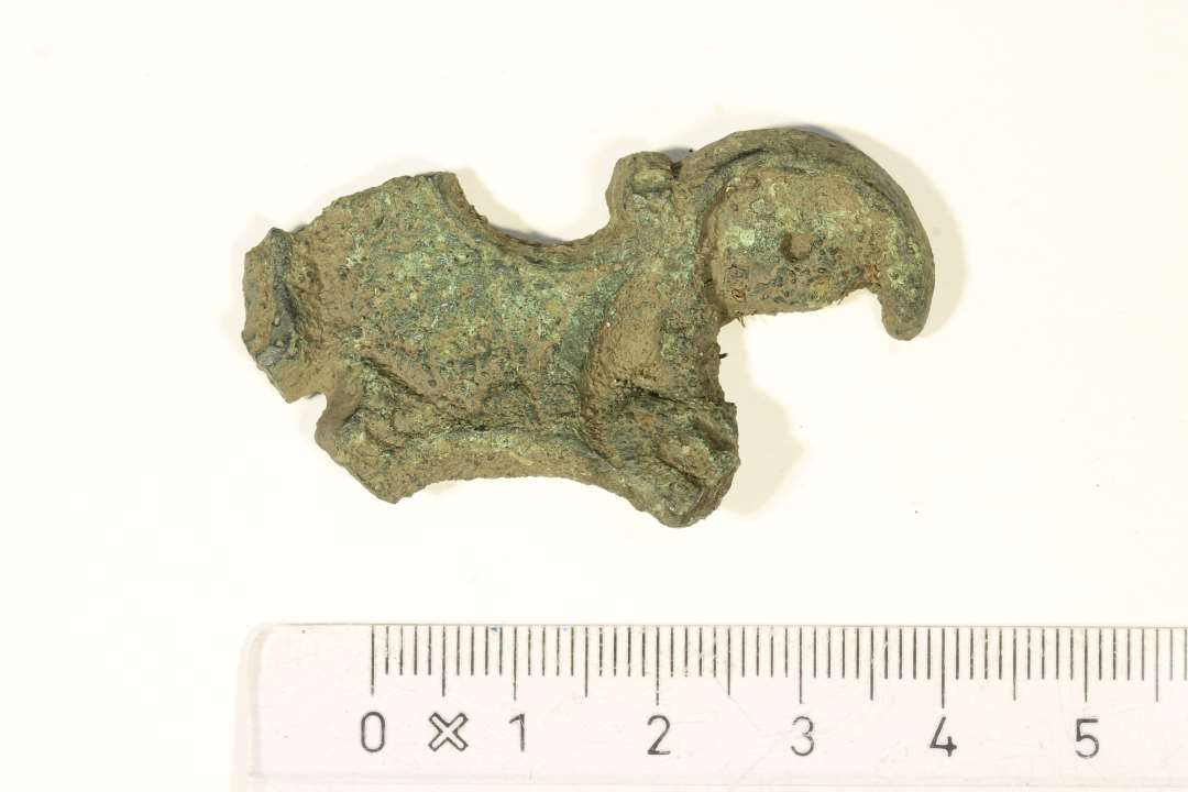 Fragment af støbt genstand af bronze, nyere tid. Anvendelse? Mål: 4,6x3 cm.