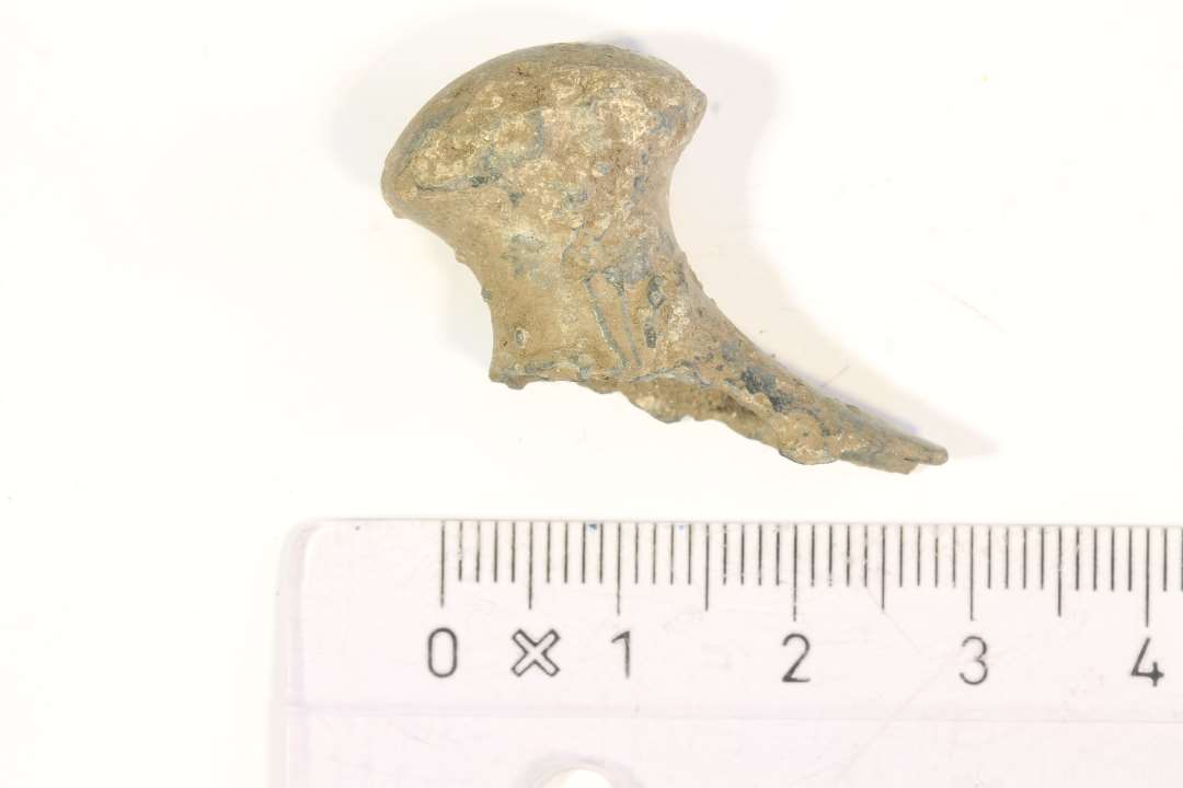 Fragment af bronzegenstand, i form af støbt knop. Mål: 3,3x2,5 cm. anvendelse?