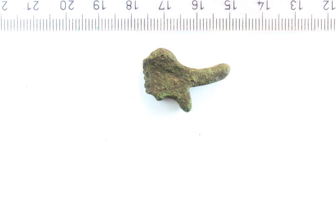 Fragment af kindplade fra hestebidsel. Største mål: 2,7 cm.