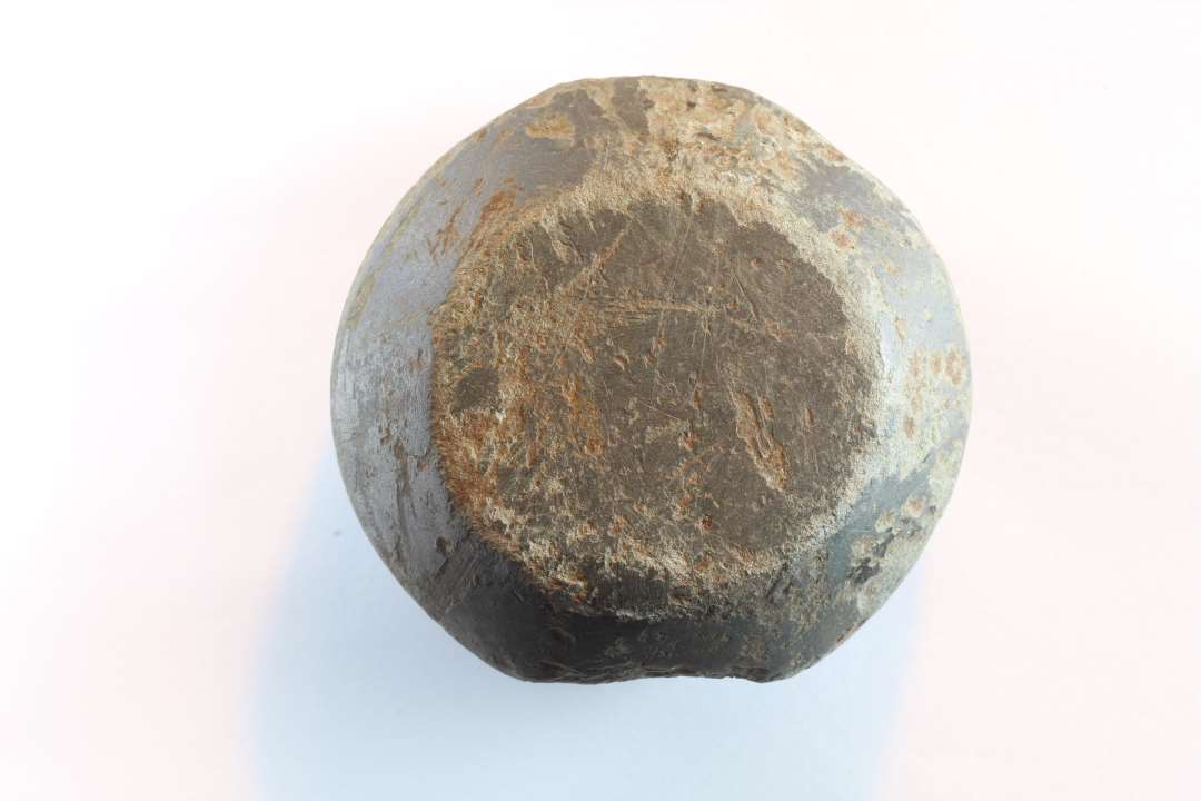 Sværdfæsteknap. Bronze. Diameter: 4,9 cm., tykkelse: 3 cm. Vægt: 174 gram