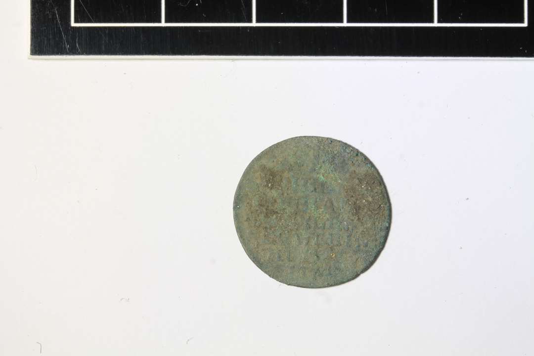 Mønt med kronet F og på bagsiden flere linier tekst, antagelig skilling fra o. 1800, ø 17 mm. Formentlig 1 Schilling Courant, Mecklenburg Schwerin, slut 1700-tal