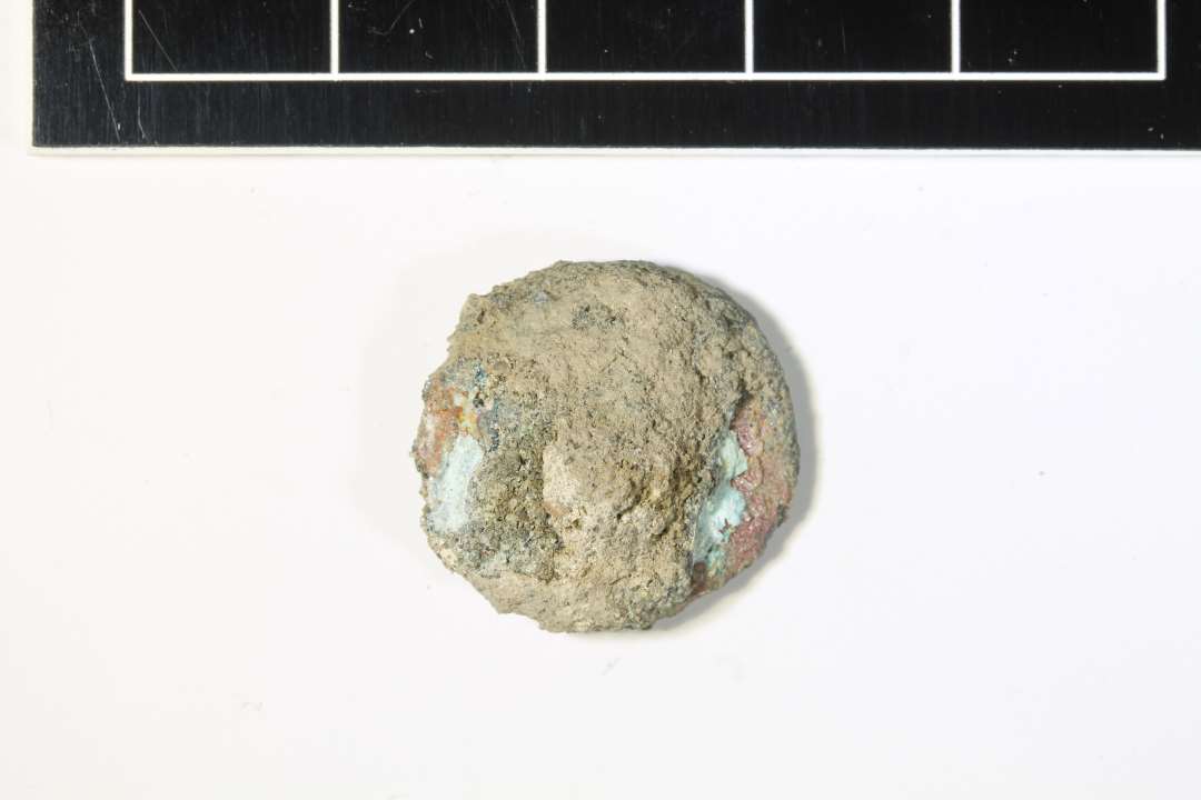 Mønt eller knap, helt dækket af hård korrosion, ø 19 mm med korrosionslaget

Rx viser knap